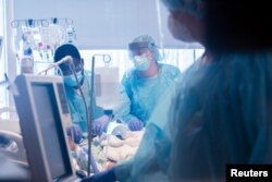 Lung transplant operation on a COVID-19 patient at the Northwestern Memorial Hospital in Chicago, Illinois, U.S. Northwestern Medicine/Handout via REUTERS