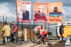 RUSSIA -- Workers constructing a new hospital for coronavirus patients outside the village of Golokhvastovo, some 60 kilometers southwest from the center of Moscow, April 20, 2020
