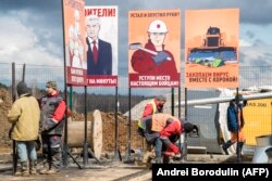RUSSIA -- Workers constructing a new hospital for coronavirus patients outside the village of Golokhvastovo, some 60 kilometers southwest from the center of Moscow, April 20, 2020