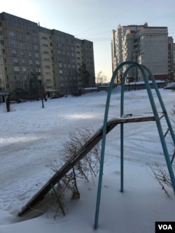 At left, the tenement building where Maria Butina lived till age 18 in Barnual, Russia, January 11, 2019 (P. Cobus/VOA).