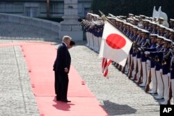 President Trump and Prime Minister Abe in front of an honor guard, Tokyo, November 6, 2017.