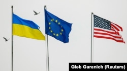 State flags of Ukraine, European Union and the United States flutter in central Kyiv, December 6, 2021. (Gleb Garanich/REUTERS)
