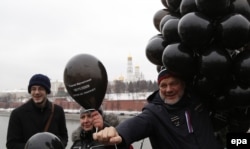 Russia -- Russian Liberal opposition activists and human rights defenders release black balloons in front of The Kremlin to mark 6th anniversary of death in a prison of a lawyer Sergei Magnitsky in Moscow, November 16, 2015.