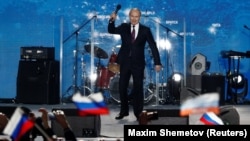 Vladimir Putin attends a pre-election concert in Sevastopol, Mar 14, 2018.