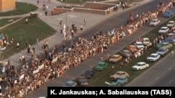  Baltic republics' residents stand in a "solidarity chain," connecting Vilnius and Tallinn on August 23, 1989 to condemn the non-aggression Soviet-German pact signed 50 years earlier, on August 23, 1939.