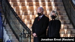 U.S. President Joe Biden and his wife Jill Biden attend a moment of silence and candle lighting ceremony to commemorate the 500,000 U.S. deaths from the coronavirus disease (COVID-19) at the White House in Washington, U.S., February 22, 2021. REUTERS/Jonathan Ernst