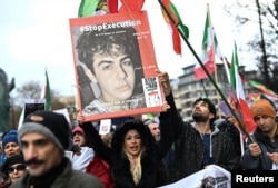 Demonstrators take part in the Iran solidarity rally in London, Britain January 8, 2023. (REUTERS/Dylan Martinez)
