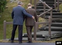 U.S. -- Russian Pres. Vladimir Putin (right) and U.S. Pres. George W. Bush, Kennebunkport, 01Jul2007