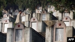 A Chinese man visits the Chinese military 'Martyr's Cemetery' from the 1979 war with Vietnam, at the border town of Malipo , 22 February 2007. (Mark Ralston/AFP) 