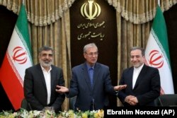 IRAN - From left to right, spokesman for Iran's Atomic Agency Behrouz Kamalvandi, Iran's government spokesman Ali Rabiei and Iranian Deputy Foreign Minister Abbas Araghchi, attending a press briefing in Tehran, July 7, 2019