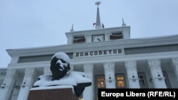 Moldova - Transnistria, Vladimir Lenin's monument in front of the city council in Tiraspol.