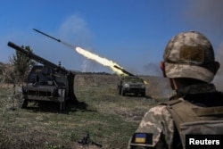 Ukrainian servicemen fire small MLRS towards Russian troops near a front line in Zaporizhzhia region on August 19, 2023. (Viacheslav Ratynsky/Reuters)