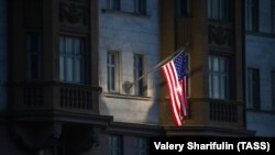 A national flag flown outside the U.S. Embassy on Novinsky Boulevard in central Moscow, June 16, 2021. (Valery Sharifulin/TASS)
