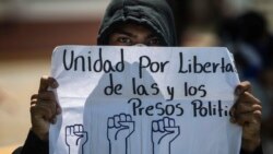NICARAGUA – A university student holds a sign reading 'Unity for political prisoners freedom' during a protest in Managua, on February 3, 2020.