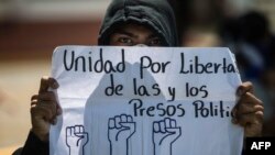 NICARAGUA – A university student holds a sign reading 'Unity for political prisoners freedom' during a protest in Managua, on February 3, 2020.