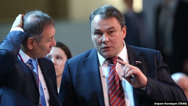 Russia -- Sergei Markov (L), Russian Public Chamber member, vice-rector of Plekhanov Economic University, and Pyotr Tolstoy, State Duma Deputy Chairman, take part in the Action Forum organised by the All-Russian People's Front on November 22, 2016