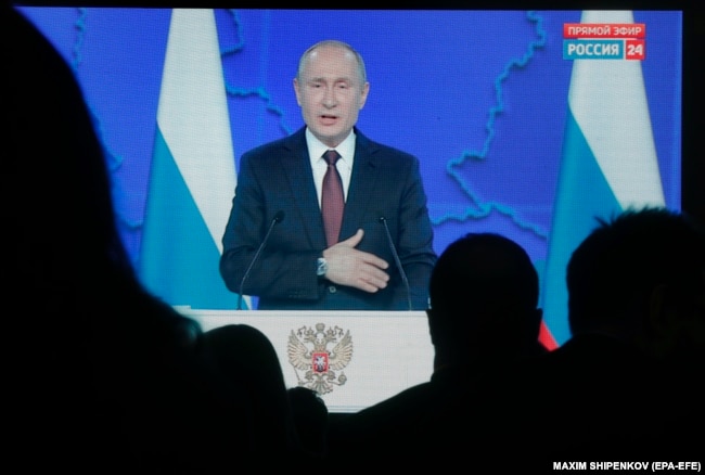 RUSSIA -- Journalists watch live broadcast of Russian President Vladimir Putin's annual Address to the Federal Assembly at Gostinny Dvor in Moscow, Russia, 20 February 2019