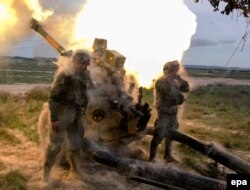 Spain -- Spanish soldiers of the 7th Airborne Light Infantry Brigade 'Galicia' fire a howitzer Light Gun L118 during maneuvers with other units from the Training Center 'San Gregorio' in preparation to NATO's Very High Readiness Joint Task Force within th