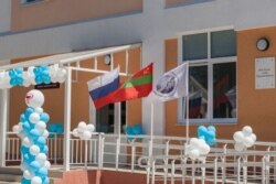 Moldova -- inscription "V. V. Putin - a gift for Transnistria", mounted on a hospital in Tiraspol, russian and transnistrian flags, 06.06.2017