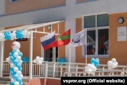 Moldova -- inscription "V. V. Putin - a gift for Transnistria", mounted on a hospital in Tiraspol, russian and transnistrian flags, 06.06.2017