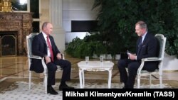 RUSSIA -- Russian President Vladimir Putin (L) gives an interview to Austrian public broadcaster ORF in Moscow, June 1, 2018