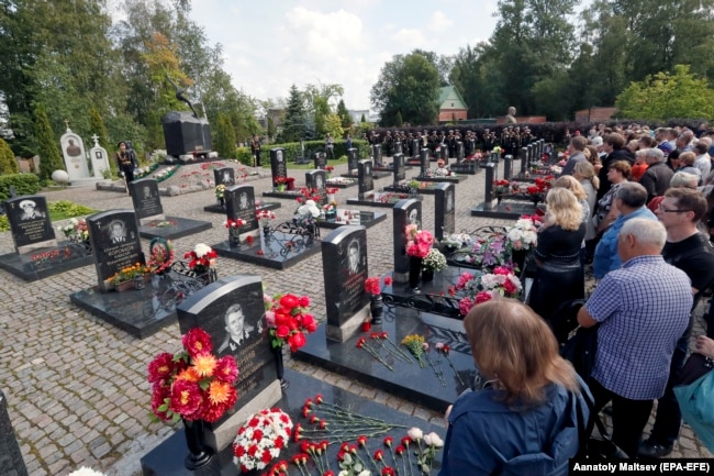 RUSSIA -- Relatives of the deceased crew of the Kursk nuclear-powered submarine attend the memorial ceremony on the 19th anniversary of the Kursk submarine tragedy at the Serafimovskoye cemetary in St. Petersburg, August 12, 2019