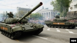 Ukraine -- Tanks at the military parade in downtown Donetsk, Ukraine, 09 May 2016.