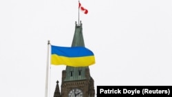 The Ukrainian flag is seen in front of the Peace Tower on Parliament Hill after Ukraine's President Volodymyr Zelensky addressed Canada's parliament in Ottawa, Ontario, Canada, March 15, 2022. (Patrick Doyle/Reuters)