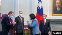 Taiwan President Tsai Ing-wen wearing a face mask meets U.S. delegation led by U.S. Secretary of Health and Human Services Alex Azar (R) at the presidential office, in Taipei, Taiwan August 10, 2020. 