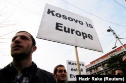 Kosovars march during a protest against the delay of theEU visa-liberalization program in the capital Pristina on August 23, 2019.