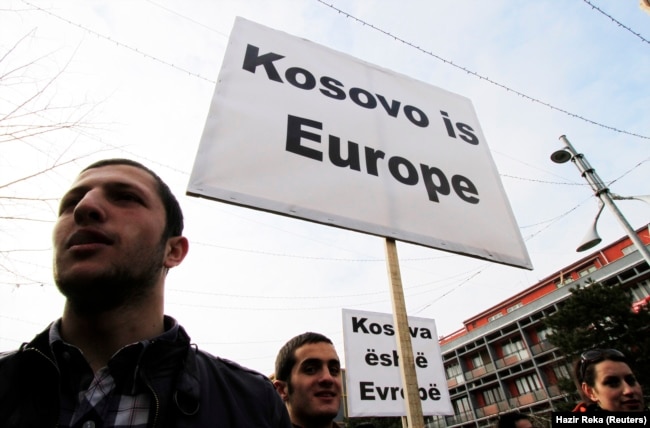 Kosovars march during a protest against the delay of theEU visa-liberalization program in the capital Pristina on August 23, 2019.