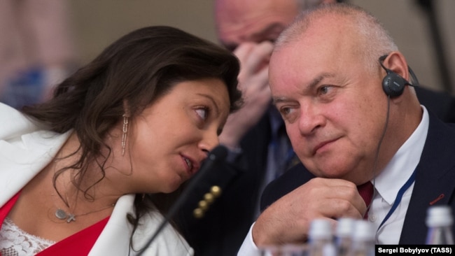 RT’s editor-in-chief Margarita Simonyan (L) and state TV presenter Dmitry Kiselyov attend the 3rd Russia-China Media Forum in Moscow, July 4, 2017