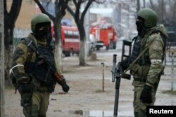 Daghestan -- Members of Russian special forces stand guard during an operation on suspected militants in Makhachkala, January 20, 2014.