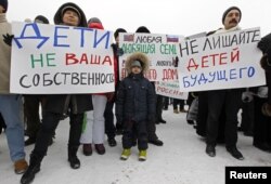 Russia -- People take part in a rally to protest against the law, that bans Americans from adopting Russian children, in St. Petersburg, 13Jan2013