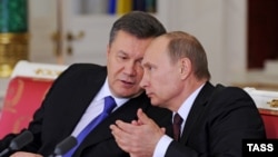 Russia -- Ukrainian President Viktor Yanukovych (L) and his Russian counterpart Vladimir Putin at a signing ceremony in Moscow, December 17, 2013