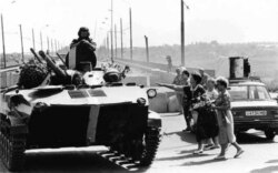 Archive photo depicting a Russian tank crossing into Transnistria during the armed conflict with Moldova. Author Ilie Ilascu