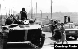 Archive photo depicting a Russian tank crossing into Transnistria during the armed conflict with Moldova. Author Ilie Ilascu