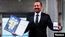 Ethiopian Prime Minister Abiy Ahmed Ali poses with medal and diploma after receiving Nobel Peace Prize during ceremony in Oslo City Hall, Norway December 10, 2019. (NTB Scanpix/Hakon Larsen/REUTERS)