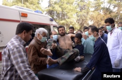 Residents and medics transport a Syrian Army soldier, wounded in what they said was a chemical weapon attack near Aleppo, to a hospital, March 19, 2013.(REUTERS/George Ourfalian)