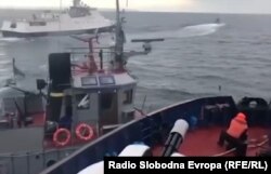 Kerch - A video posted on Facebook by Ukrainian Interior Minister Arsen Avakov that appears to show the Russian coast-guard vessel ramming the Ukrainian Navy tugboat: