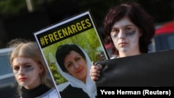 Amnesty International activists protest against the death penalty in Iran outside Iran's embassy in Brussels October 10, 2019. (Yves Herman/Reuters)