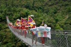 Tibetan protesters seeking independence from China walk towards the Nepal-Tibet border on July 1, 2008. (Gopal Chitrakar/Reuters)