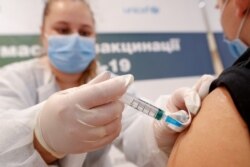 A man receives a dose of Pfizer-BioNTech vaccine against the coronavirus disease (COVID-19) at a vaccination centre in Kyiv, Ukraine on October 27, 2021. (Valentyn Ogirenko/Reuters)
