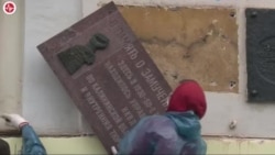 30 Years After Admitting WWII Massacre of Polish POWs, Katyn Memorial Plaques Removed in Russia