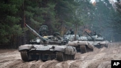 Ukrainian soldiers on captured Russian tanks T-72 hold military training close to the Ukraine-Belarus border near Chernihiv, Ukraine, Friday, Oct. 28, 2022.
(AP Photo/Aleksandr Shulman)