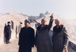 U.S. President Richard Nixon (C) and U.S. Secretary of State William Rogers (R) visit the Great Wall of China north of Beijing on February 24, 1972 during an official visit. (AFP)