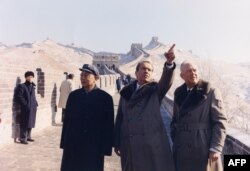 U.S. President Richard Nixon (C) and U.S. Secretary of State William Rogers (R) visit the Great Wall of China north of Beijing on February 24, 1972 during an official visit. (AFP)